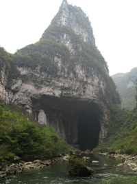 Le porche amont de la grotte-tunnel de Qilongdong 骑龙洞, (Xiantang 羡塘镇, Huishui 惠水, Guizhou 贵州省, Qiannan 黔南, Chine 中国).