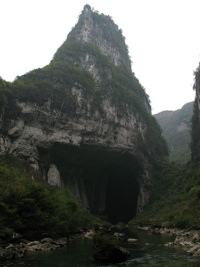 Le porche amont de la grotte-tunnel de Qilongdong 骑龙洞, (Xiantang 羡塘镇, Huishui 惠水, Guizhou 贵州省, Qiannan 黔南, Chine 中国).