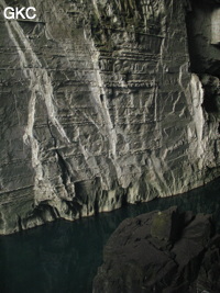 Miroir de faille en rive droite, Grotte résurgence de Yanzidong 燕子洞 (Xiantang 羡塘镇, Huishui 惠水, Guizhou 贵州省, Qiannan 黔南, Chine 中国).