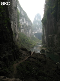 Le porche amont de la grotte-tunnel de Qilongdong 骑龙洞, vu de la résurgence de Yanzidong 燕子洞 (Xiantang 羡塘镇, Huishui 惠水, Guizhou 贵州省, Qiannan 黔南, Chine 中国).