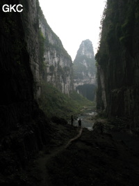 Le porche amont de la grotte-tunnel de Qilongdong 骑龙洞, vu de la résurgence de Yanzidong 燕子洞 (Xiantang 羡塘镇, Huishui 惠水, Guizhou 贵州省, Qiannan 黔南, Chine 中国).