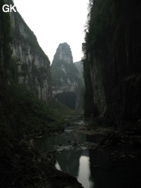 Le porche amont de la grotte-tunnel de Qilongdong 骑龙洞, vu de la résurgence de Yanzidong 燕子洞 (Xiantang 羡塘镇, Huishui 惠水, Guizhou 贵州省, Qiannan 黔南, Chine 中国).