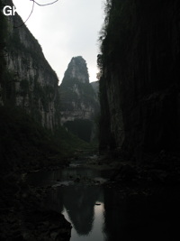 Le porche amont de la grotte-tunnel de Qilongdong 骑龙洞, vu de la résurgence de Yanzidong 燕子洞 (Xiantang 羡塘镇, Huishui 惠水, Guizhou 贵州省, Qiannan 黔南, Chine 中国).