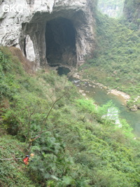 Le porche amont de la grotte-tunnel de Qilongdong 骑龙洞, (Xiantang 羡塘镇, Huishui 惠水, Guizhou 贵州省, Qiannan 黔南, Chine 中国).