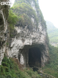 Le porche amont de la grotte-tunnel de Qilongdong 骑龙洞, (Xiantang 羡塘镇, Huishui 惠水, Guizhou 贵州省, Qiannan 黔南, Chine 中国).