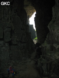 La grotte tunnel fossile de Fuxidong  伏屣洞 (Xiantang 羡塘镇, Huishui 惠水, Guizhou 贵州省, Qiannan 黔南, Chine 中国).