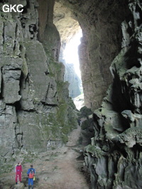 La grotte tunnel fossile de Fuxidong  伏屣洞 (Xiantang 羡塘镇, Huishui 惠水, Guizhou 贵州省, Qiannan 黔南, Chine 中国).