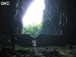 La grotte tunnel fossile de Fuxidong  伏屣洞 (Xiantang 羡塘镇, Huishui 惠水, Guizhou 贵州省, Qiannan 黔南, Chine 中国).