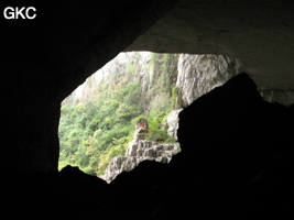 A contre jour l'entrée de la grotte-perte de Wengdaxiadong 翁达下洞 (Xiantang 羡塘镇, Huishui 惠水, Guizhou 贵州省, Qiannan 黔南, Chine 中国).