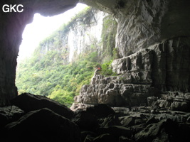 A contre jour l'entrée de la grotte-perte de Wengdaxiadong 翁达下洞 (Xiantang 羡塘镇, Huishui 惠水, Guizhou 贵州省, Qiannan 黔南, Chine 中国).