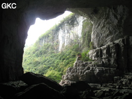 A contre jour l'entrée de la grotte-perte de Wengdaxiadong 翁达下洞 (Xiantang 羡塘镇, Huishui 惠水, Guizhou 贵州省, Qiannan 黔南, Chine 中国).