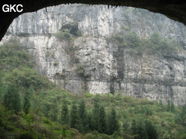 A contre jour le porche d'entrée de la Grotte de Caigangdong 菜缸洞 (Fuyan 桴焉, Zheng'an 正安, Zunyi Shi 遵义市, Guizhou 贵州省,  Chine 中国).
