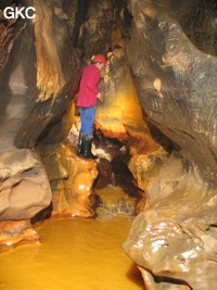 La rivière rouillée dans la Grotte de Caigangdong 菜缸洞 (Fuyan 桴焉, Zheng'an 正安, Zunyi Shi 遵义市, Guizhou 贵州省,  Chine 中国).