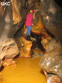 La rivière rouillée dans la Grotte de Caigangdong 菜缸洞 (Fuyan 桴焉, Zheng'an 正安, Zunyi Shi 遵义市, Guizhou 贵州省,  Chine 中国).