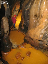 La rivière rouillée dans la Grotte de Caigangdong 菜缸洞 (Fuyan 桴焉, Zheng'an 正安, Zunyi Shi 遵义市, Guizhou 贵州省,  Chine 中国).