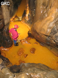 La rivière rouillée dans la Grotte de Caigangdong 菜缸洞 (Fuyan 桴焉, Zheng'an 正安, Zunyi Shi 遵义市, Guizhou 贵州省,  Chine 中国).