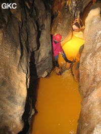 La rivière rouillée dans la Grotte de Caigangdong 菜缸洞 (Fuyan 桴焉, Zheng'an 正安, Zunyi Shi 遵义市, Guizhou 贵州省,  Chine 中国).