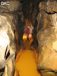 La rivière rouillée dans la Grotte de Caigangdong 菜缸洞 (Fuyan 桴焉, Zheng'an 正安, Zunyi Shi 遵义市, Guizhou 贵州省,  Chine 中国).