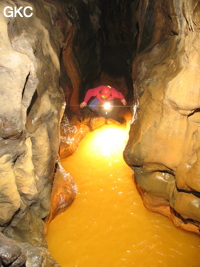 La rivière rouillée dans la Grotte de Caigangdong 菜缸洞 (Fuyan 桴焉, Zheng'an 正安, Zunyi Shi 遵义市, Guizhou 贵州省,  Chine 中国).