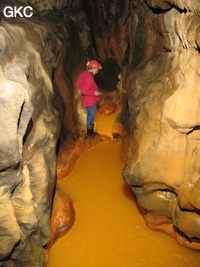 La rivière rouillée dans la Grotte de Caigangdong 菜缸洞 (Fuyan 桴焉, Zheng'an 正安, Zunyi Shi 遵义市, Guizhou 贵州省,  Chine 中国).