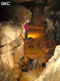 La rivière rouillée dans la Grotte de Caigangdong 菜缸洞 (Fuyan 桴焉, Zheng'an 正安, Zunyi Shi 遵义市, Guizhou 贵州省,  Chine 中国).