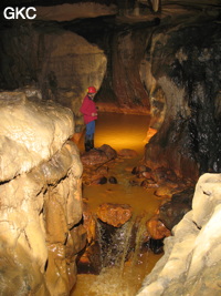 La rivière rouillée dans la Grotte de Caigangdong 菜缸洞 (Fuyan 桴焉, Zheng'an 正安, Zunyi Shi 遵义市, Guizhou 贵州省,  Chine 中国).