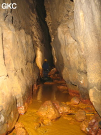 La rivière rouillée dans la Grotte de Caigangdong 菜缸洞 (Fuyan 桴焉, Zheng'an 正安, Zunyi Shi 遵义市, Guizhou 贵州省,  Chine 中国).