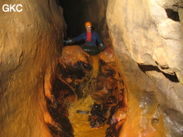 La rivière rouillée dans la Grotte de Caigangdong 菜缸洞 (Fuyan 桴焉, Zheng'an 正安, Zunyi Shi 遵义市, Guizhou 贵州省,  Chine 中国).