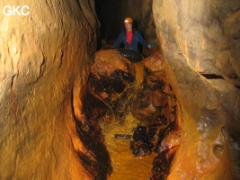 La rivière rouillée dans la Grotte de Caigangdong 菜缸洞 (Fuyan 桴焉, Zheng'an 正安, Zunyi Shi 遵义市, Guizhou 贵州省,  Chine 中国).