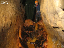 La rivière rouillée dans la Grotte de Caigangdong 菜缸洞 (Fuyan 桴焉, Zheng'an 正安, Zunyi Shi 遵义市, Guizhou 贵州省,  Chine 中国).