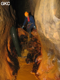 La rivière rouillée dans la Grotte de Caigangdong 菜缸洞 (Fuyan 桴焉, Zheng'an 正安, Zunyi Shi 遵义市, Guizhou 贵州省,  Chine 中国).