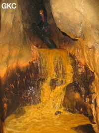 La rivière rouillée dans la Grotte de Caigangdong 菜缸洞 (Fuyan 桴焉, Zheng'an 正安, Zunyi Shi 遵义市, Guizhou 贵州省,  Chine 中国).