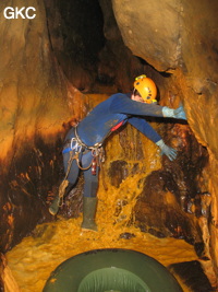 La rivière rouillée dans la Grotte de Caigangdong 菜缸洞 (Fuyan 桴焉, Zheng'an 正安, Zunyi Shi 遵义市, Guizhou 贵州省,  Chine 中国).