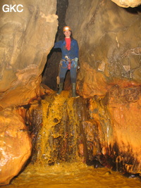 La rivière rouillée dans la Grotte de Caigangdong 菜缸洞 (Fuyan 桴焉, Zheng'an 正安, Zunyi Shi 遵义市, Guizhou 贵州省,  Chine 中国).