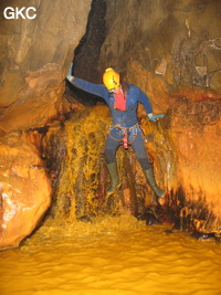 La rivière rouillée dans la Grotte de Caigangdong 菜缸洞 (Fuyan 桴焉, Zheng'an 正安, Zunyi Shi 遵义市, Guizhou 贵州省,  Chine 中国).