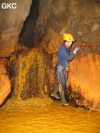 La rivière rouillée dans la Grotte de Caigangdong 菜缸洞 (Fuyan 桴焉, Zheng'an 正安, Zunyi Shi 遵义市, Guizhou 贵州省,  Chine 中国).