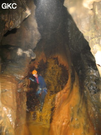 La rivière rouillée dans la Grotte de Caigangdong 菜缸洞 (Fuyan 桴焉, Zheng'an 正安, Zunyi Shi 遵义市, Guizhou 贵州省,  Chine 中国).