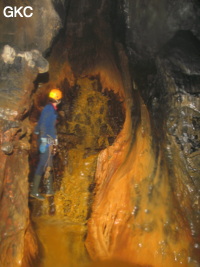 La rivière rouillée dans la Grotte de Caigangdong 菜缸洞 (Fuyan 桴焉, Zheng'an 正安, Zunyi Shi 遵义市, Guizhou 贵州省,  Chine 中国).