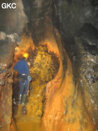 La rivière rouillée dans la Grotte de Caigangdong 菜缸洞 (Fuyan 桴焉, Zheng'an 正安, Zunyi Shi 遵义市, Guizhou 贵州省,  Chine 中国).