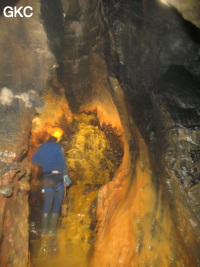 La rivière rouillée dans la Grotte de Caigangdong 菜缸洞 (Fuyan 桴焉, Zheng'an 正安, Zunyi Shi 遵义市, Guizhou 贵州省,  Chine 中国).