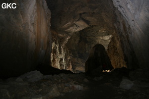 Grotte résurgence de Yanzidong 燕子洞 (Xiantang 羡塘镇, Huishui 惠水, Guizhou 贵州省, Qiannan 黔南, Chine 中国).