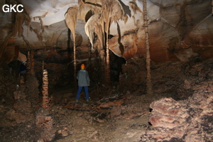 Grotte résurgence de Yanzidong 燕子洞 (Xiantang 羡塘镇, Huishui 惠水, Guizhou 贵州省, Qiannan 黔南, Chine 中国).