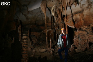 Grotte résurgence de Yanzidong 燕子洞 (Xiantang 羡塘镇, Huishui 惠水, Guizhou 贵州省, Qiannan 黔南, Chine 中国).