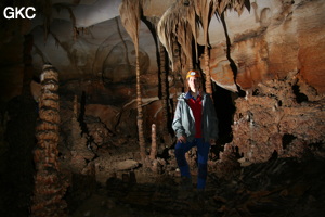 Grotte résurgence de Yanzidong 燕子洞 (Xiantang 羡塘镇, Huishui 惠水, Guizhou 贵州省, Qiannan 黔南, Chine 中国).