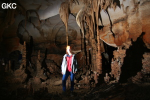 Grotte résurgence de Yanzidong 燕子洞 (Xiantang 羡塘镇, Huishui 惠水, Guizhou 贵州省, Qiannan 黔南, Chine 中国).