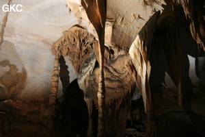 Grotte résurgence de Yanzidong 燕子洞 (Xiantang 羡塘镇, Huishui 惠水, Guizhou 贵州省, Qiannan 黔南, Chine 中国).