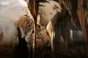 Grotte résurgence de Yanzidong 燕子洞 (Xiantang 羡塘镇, Huishui 惠水, Guizhou 贵州省, Qiannan 黔南, Chine 中国).