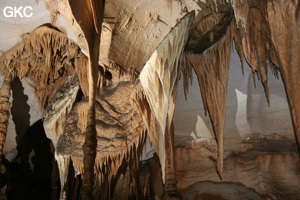 Grotte résurgence de Yanzidong 燕子洞 (Xiantang 羡塘镇, Huishui 惠水, Guizhou 贵州省, Qiannan 黔南, Chine 中国).