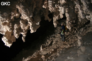 Grotte résurgence de Yanzidong 燕子洞 (Xiantang 羡塘镇, Huishui 惠水, Guizhou 贵州省, Qiannan 黔南, Chine 中国).