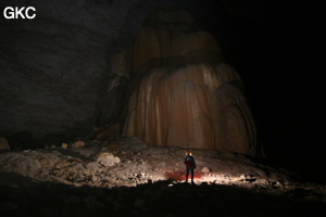 Grotte résurgence de Yanzidong 燕子洞 (Xiantang 羡塘镇, Huishui 惠水, Guizhou 贵州省, Qiannan 黔南, Chine 中国).